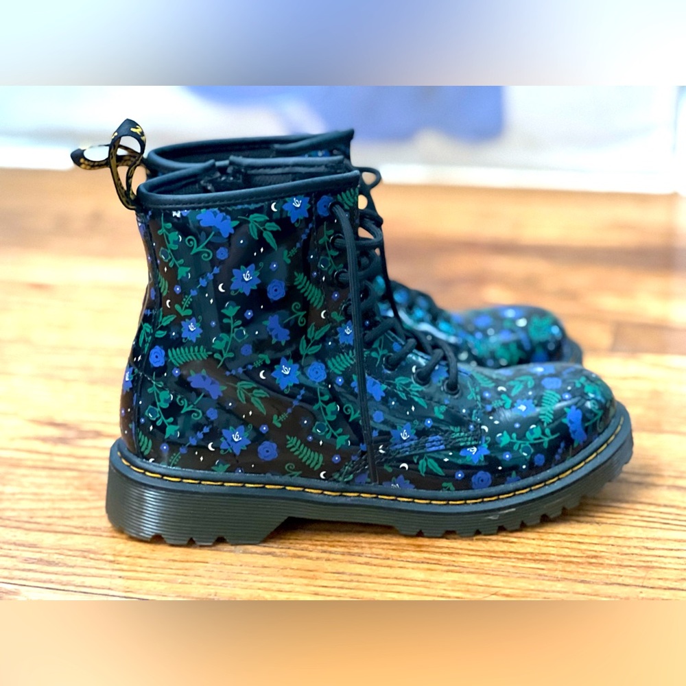 JUNIOR 1460 PATENT LEATHER LACE UP BOOTS - BLUE FLORAL